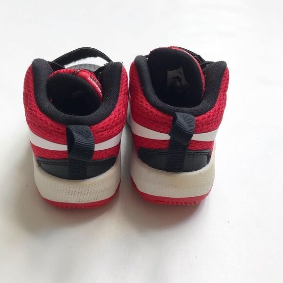 Nike black/red team hustle D8 sneakers EUC size 5 - Picture 6 of 8